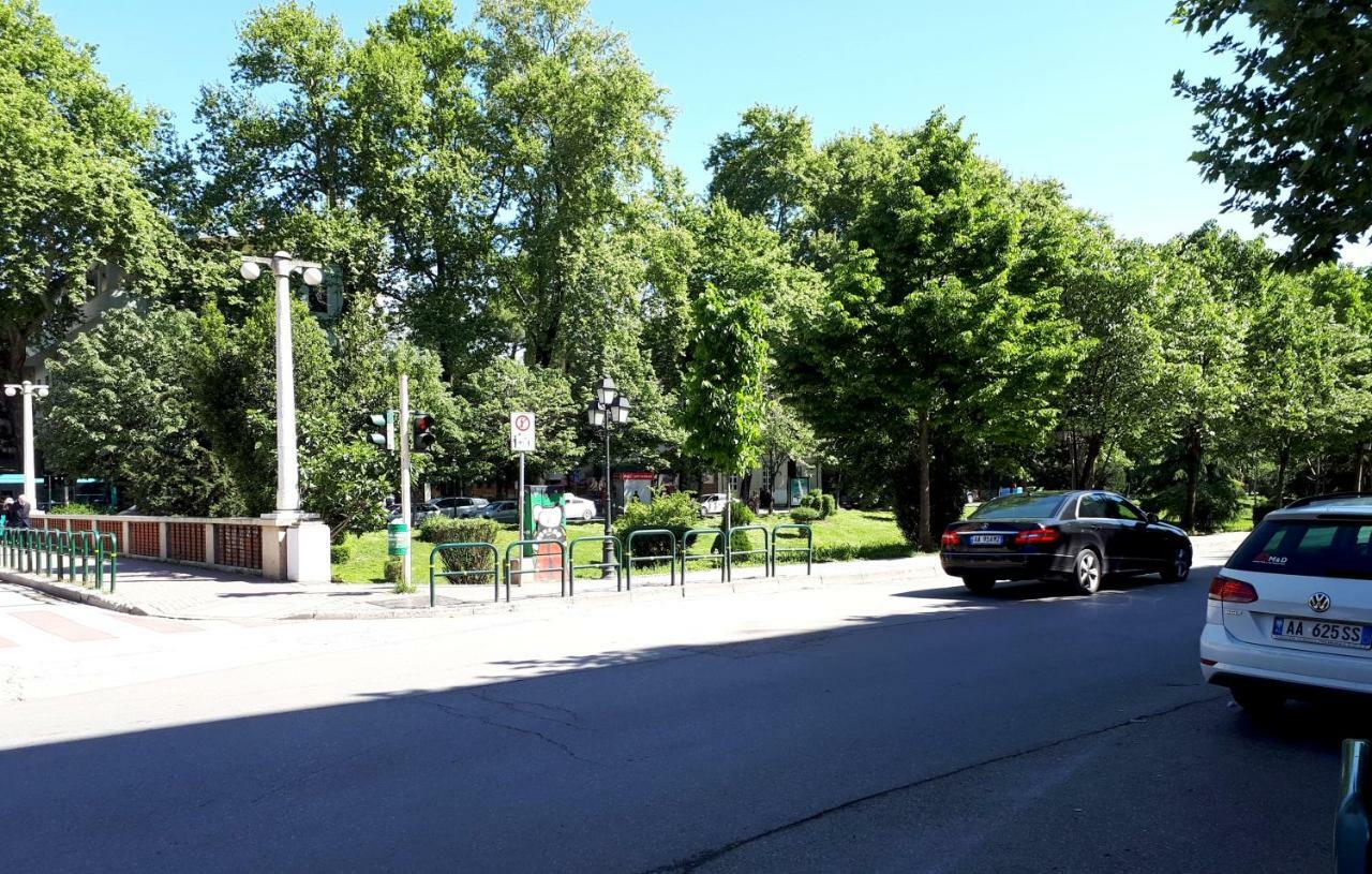 2V1 - Blloku Mac Leilighet Tiranë Eksteriør bilde